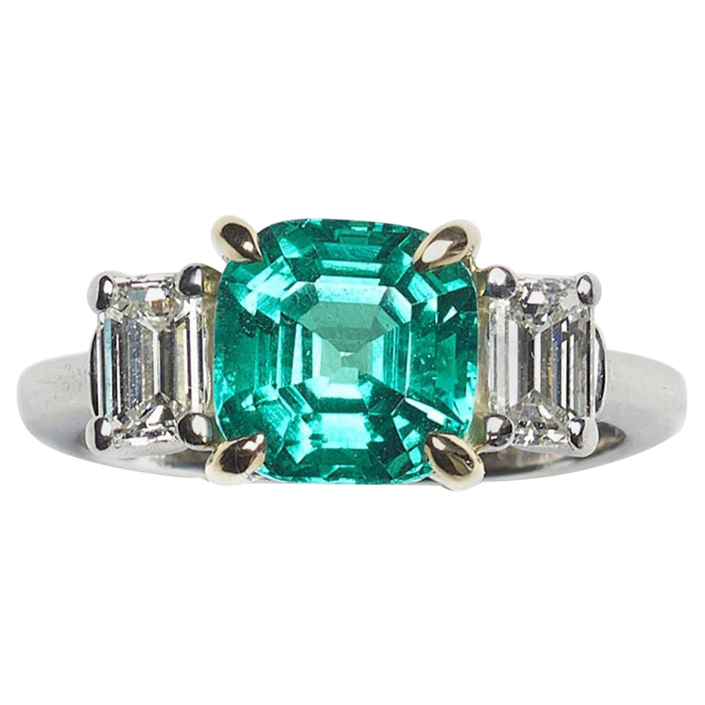 Aletto Brothers Bague en émeraude de Colombie, diamant, platine et or, circa 2000 en vente