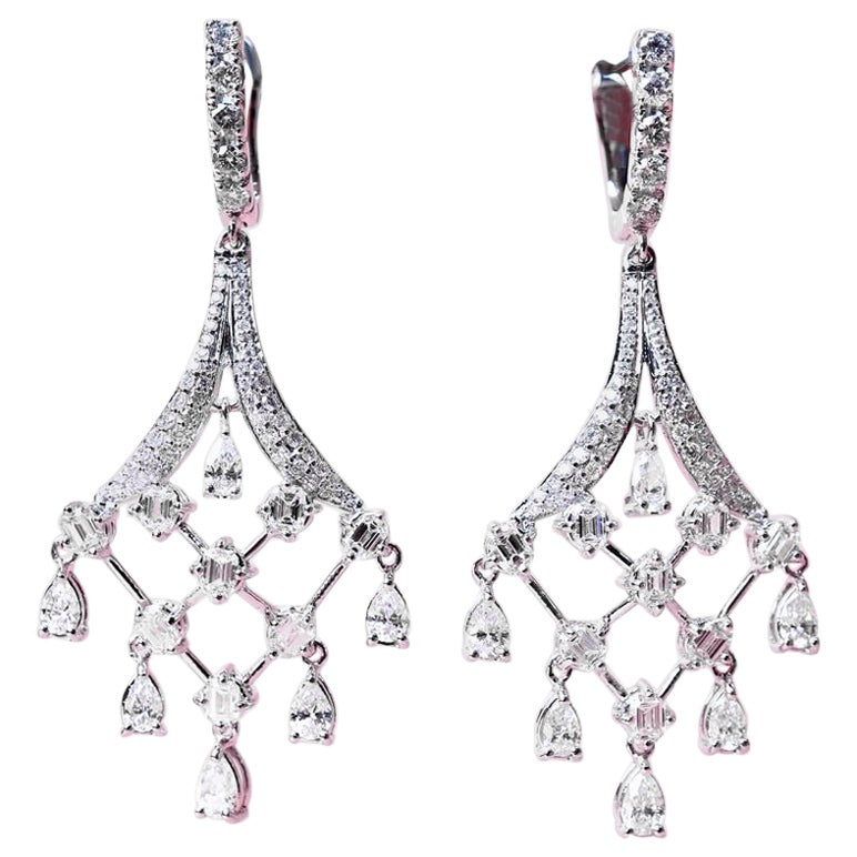 Boucles d'oreilles chandelier en or 18 carats de 6,90 carats de diamants de forme mixte en vente