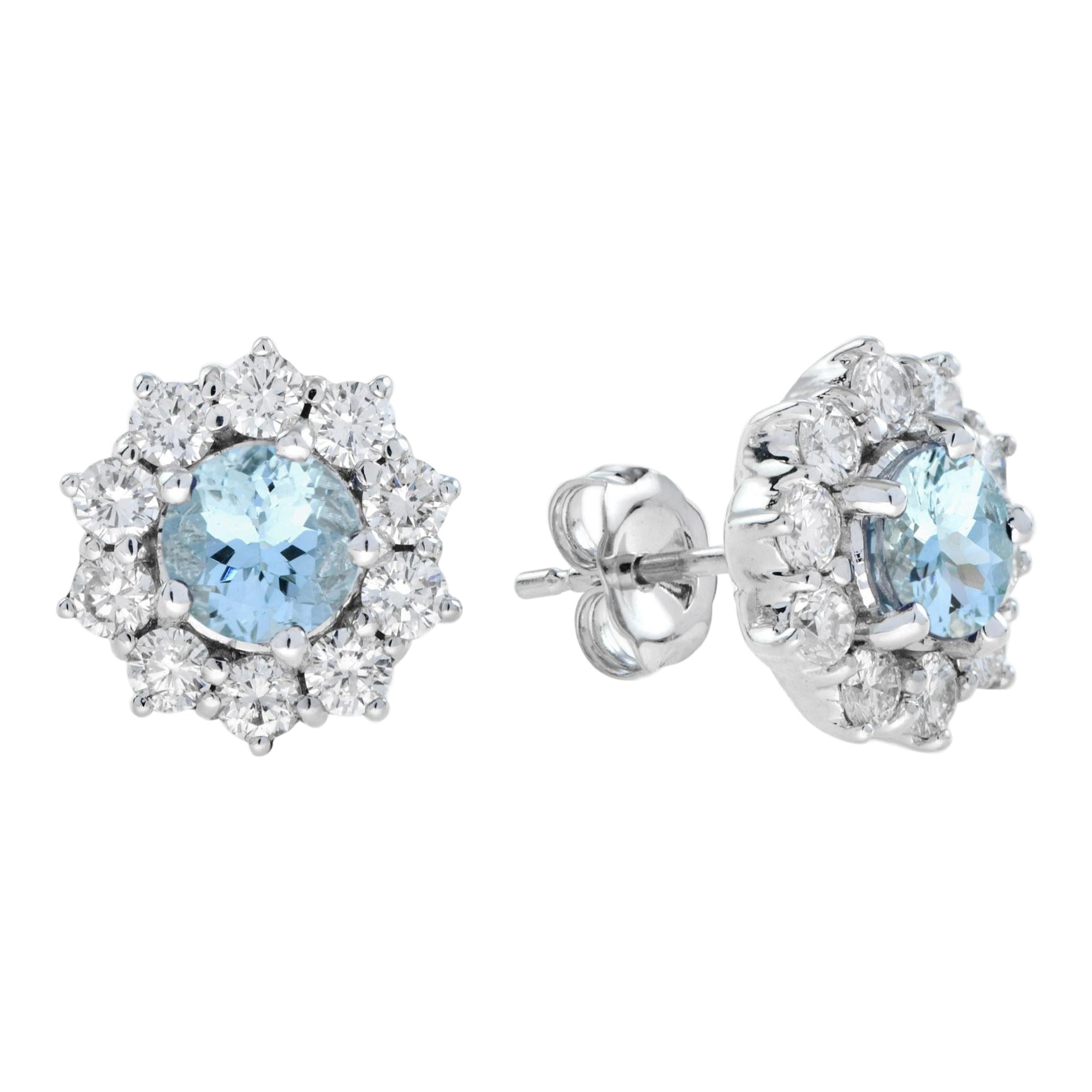 Boucles d'oreilles en or blanc 18K serties d'aigue-marine et de diamants de style classique en vente