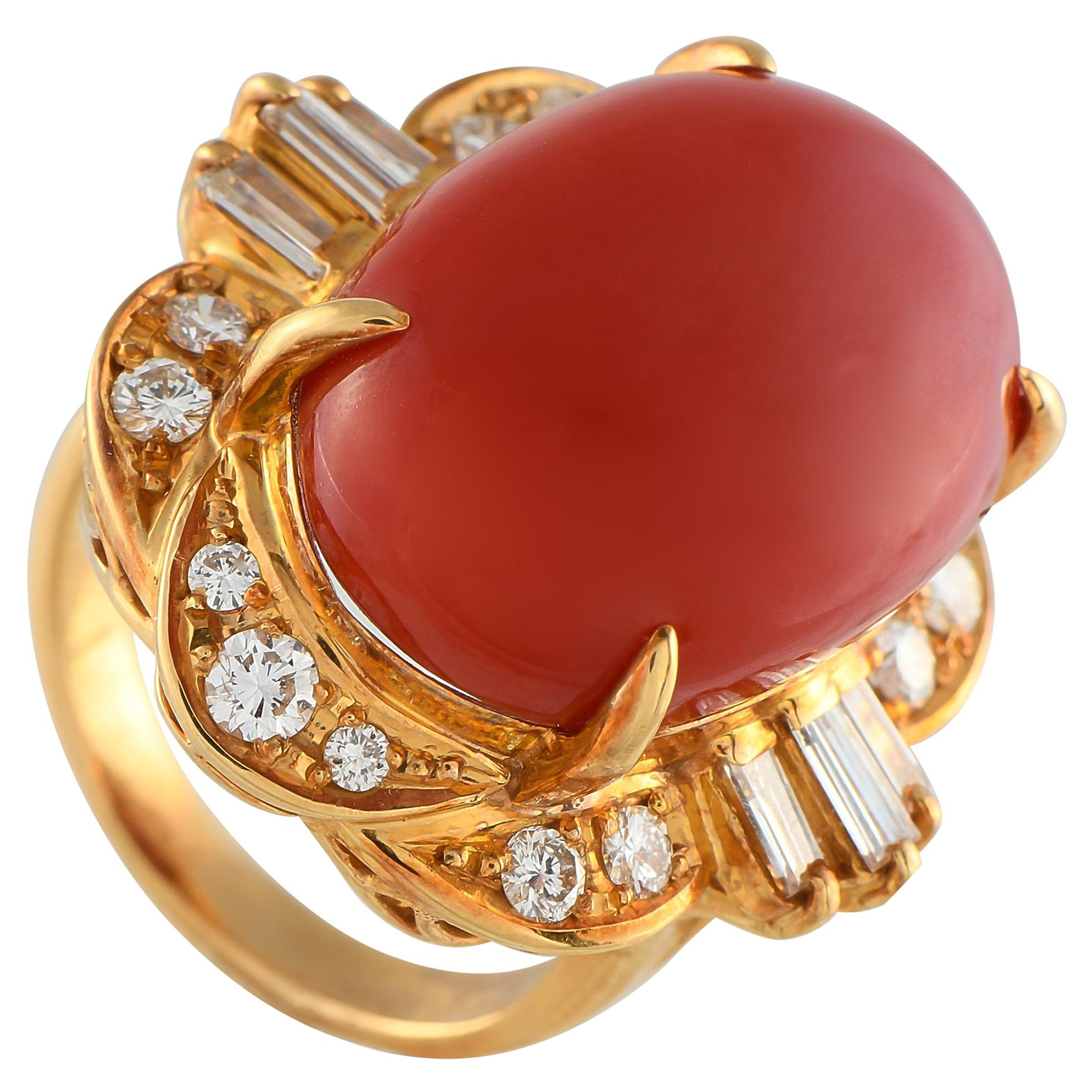 Anello in oro giallo 18 carati con diamante e corallo da 0,97 carati in vendita