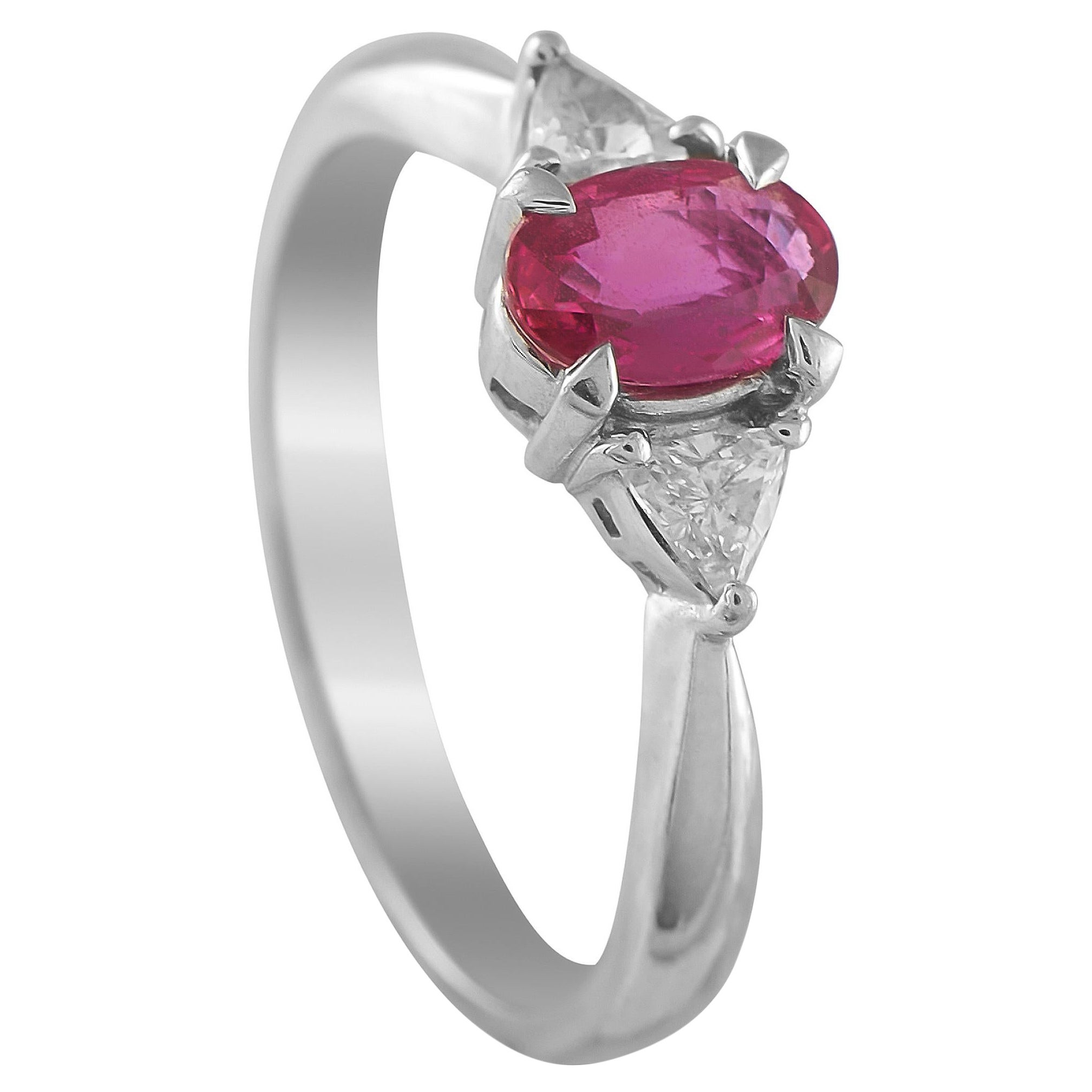 Bague à trois pierres, diamant 0.22 carat et rubis