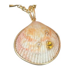 WABI SABI SHELL PENDANT, Naturschale, Diamanten, gelber Saphir und 14k Gold
