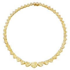 OUR LEGACY Collier de diamants en forme de cœur de 45 carats jaune fantaisie 8 carats centre GIA
