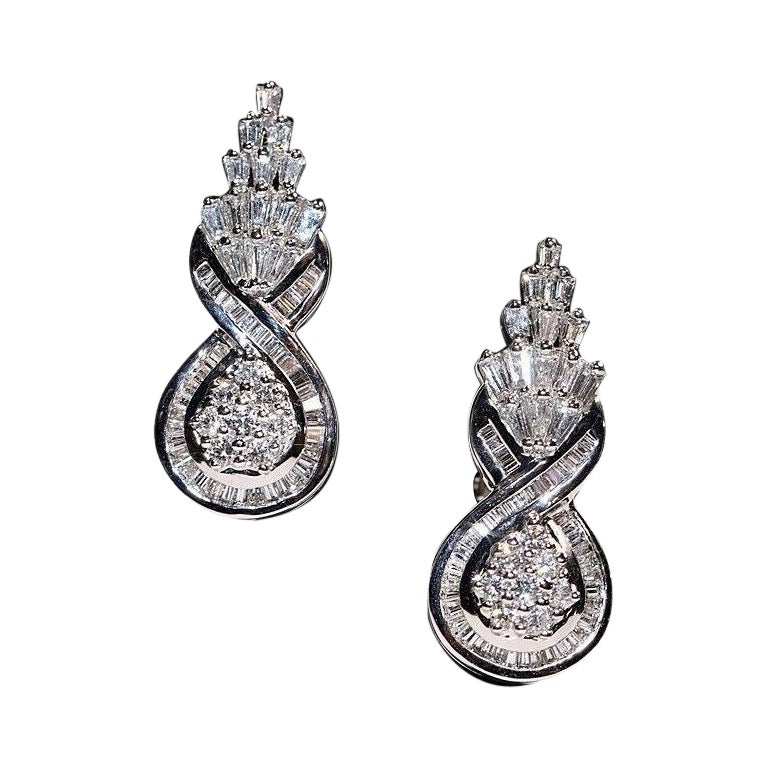 Vintage Circa 1980 Boucle d'oreille forte en or 18k ornée de diamants naturels