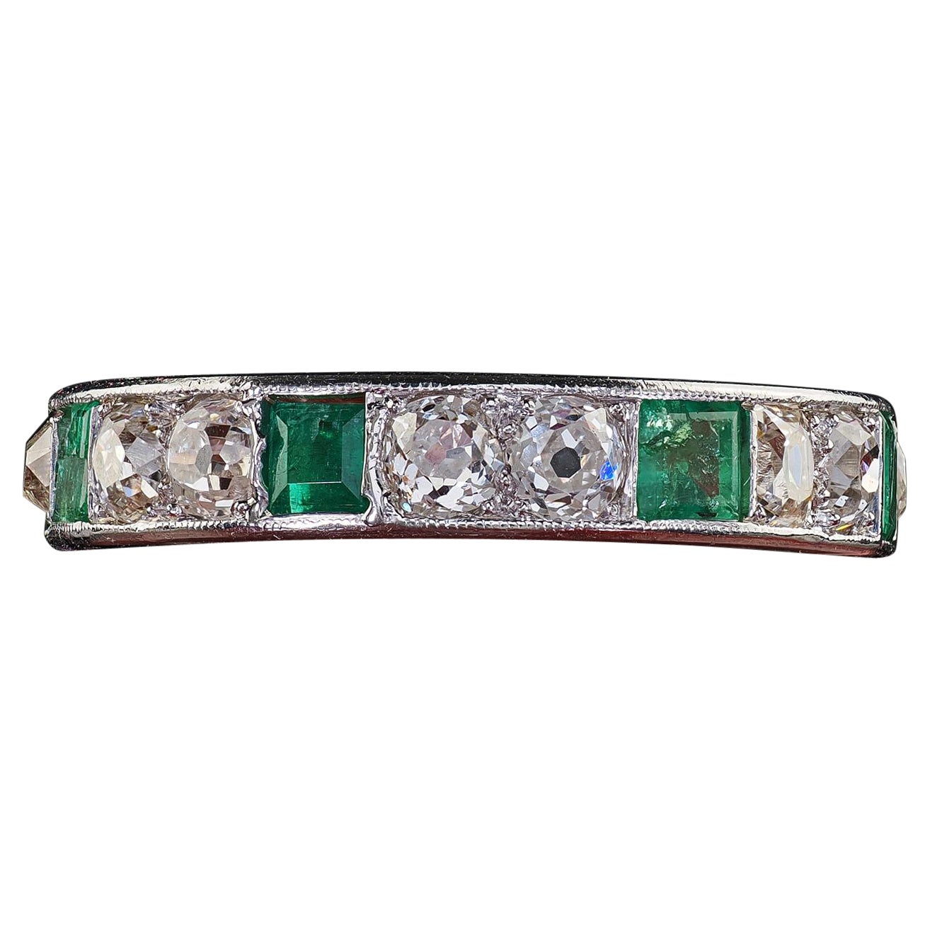 Fascia nuziale a eternità in platino Art Deco con diamanti Old Mine e smeraldo