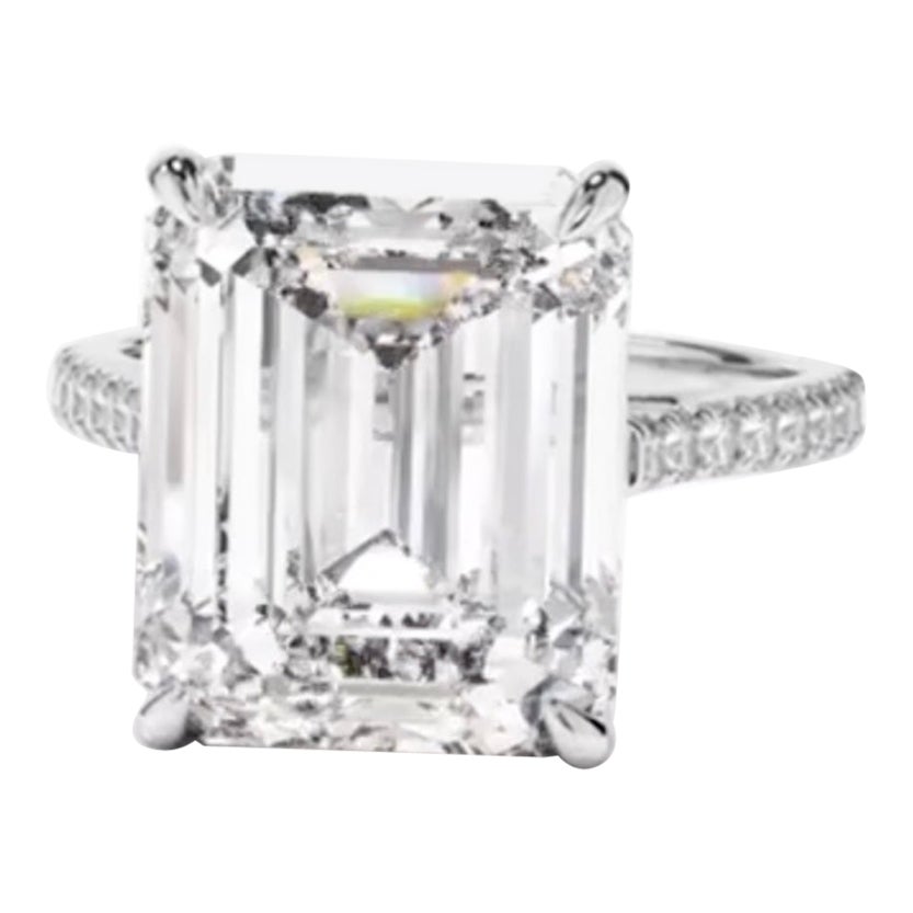 Bague en platine avec un diamant taille émeraude de 11,09 carats serti au centre en vente