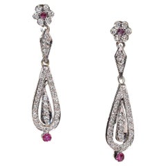 Boucle d'oreille pendante vintage en or 18K ornée de diamants naturels et de rubis