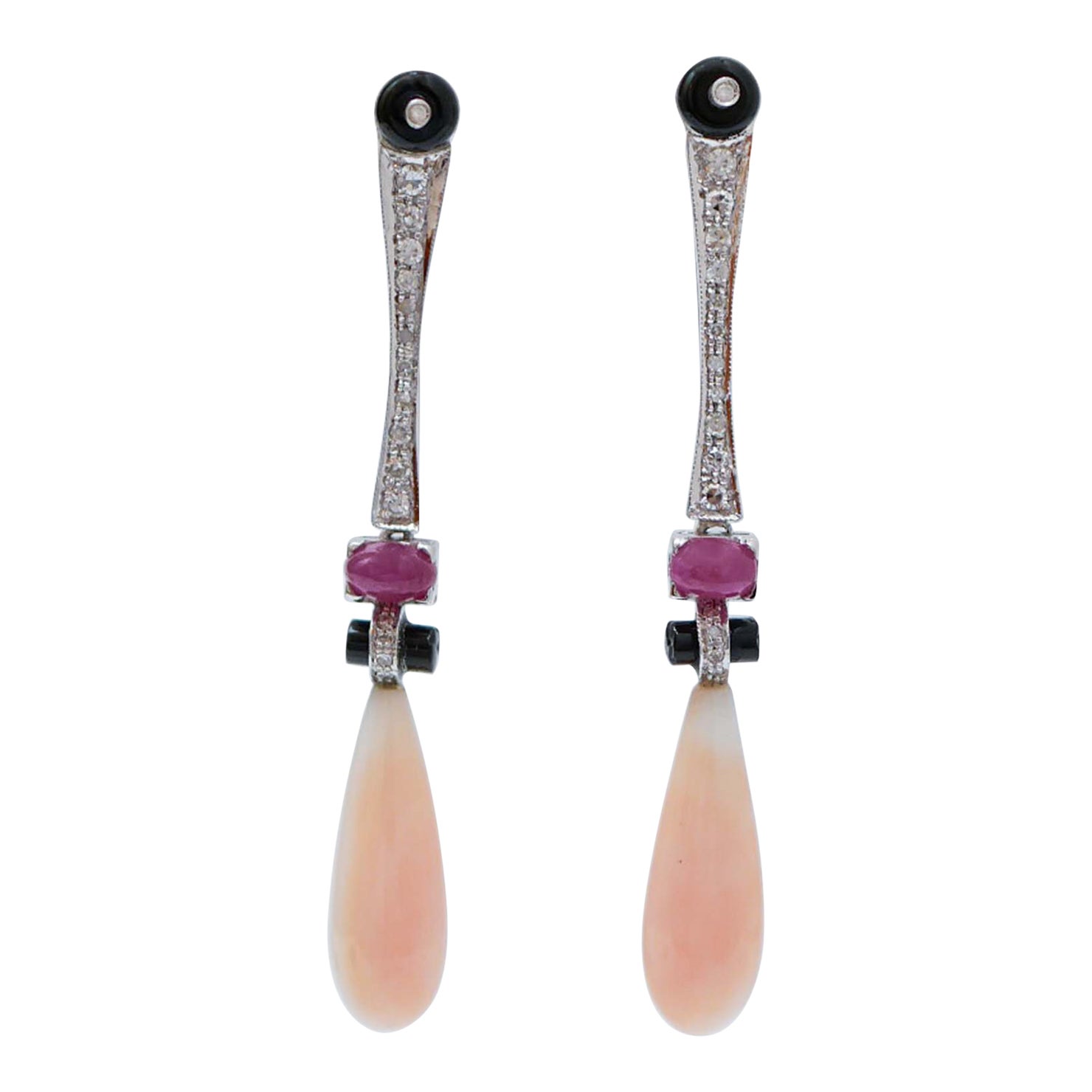Corail, rubis, onyx, diamants, platine Boucles d'oreilles.
