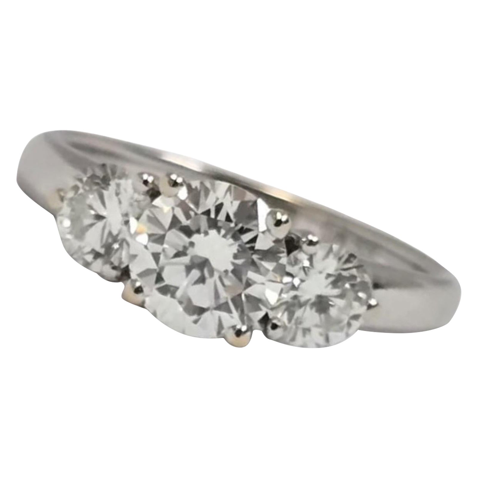 Bague à trois pierres en or blanc 18 carats avec diamants ronds brillants GIA de 1,55 carats en vente