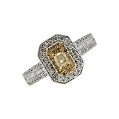 Anillo Halo de Diamantes Amarillos y Blancos de Fantasía en Oro Blanco de 18 quilates, 0,87 ct Total
