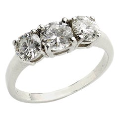 Moderner Ring aus Platin mit drei Diamanten und Steinen, 1,60 Karat