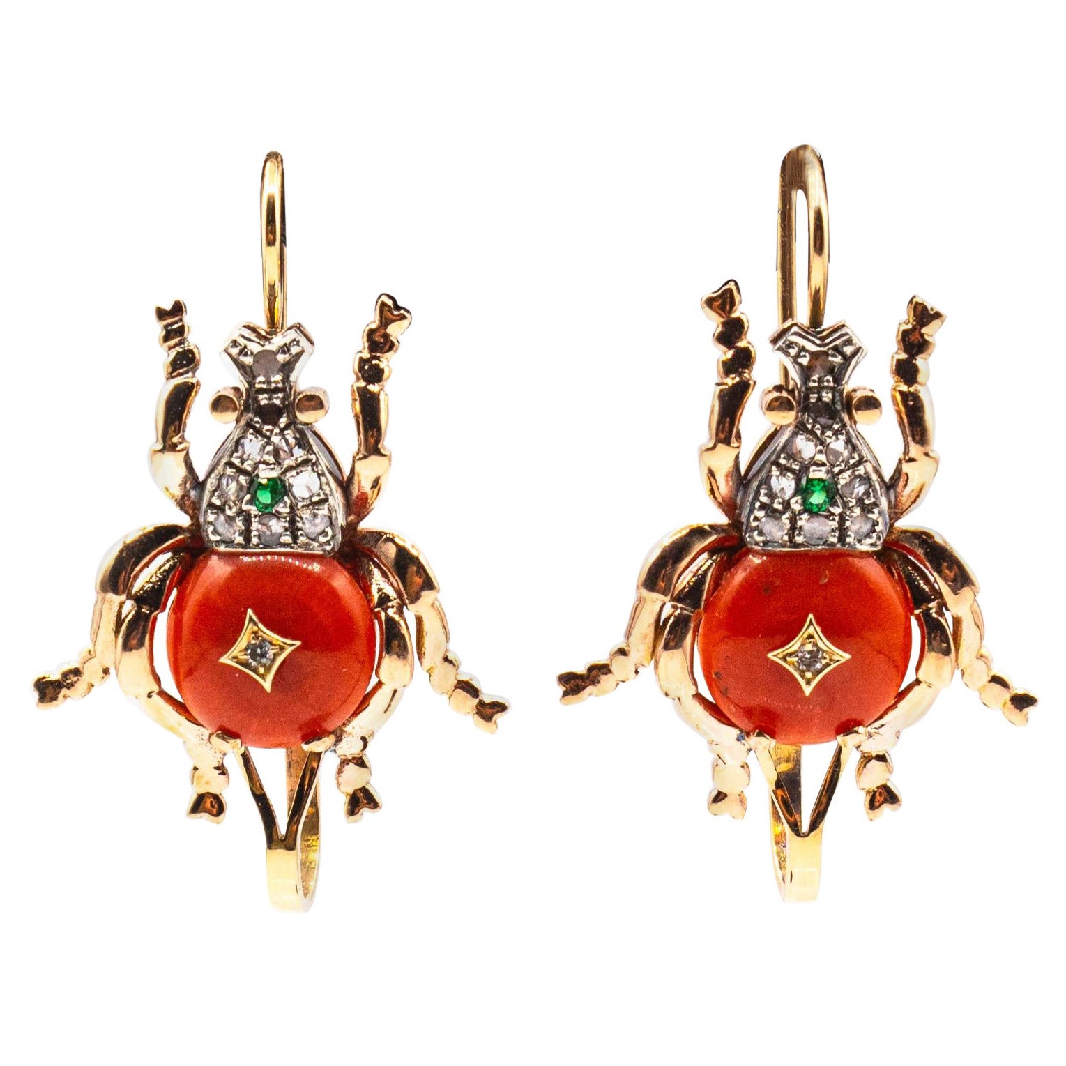 Orecchini a goccia in oro giallo con diamante bianco e smeraldo e corallo rosso in stile Art Nouveau in vendita