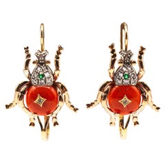 Orecchini a goccia in oro giallo con diamante bianco e smeraldo e corallo rosso in stile Art Nouveau