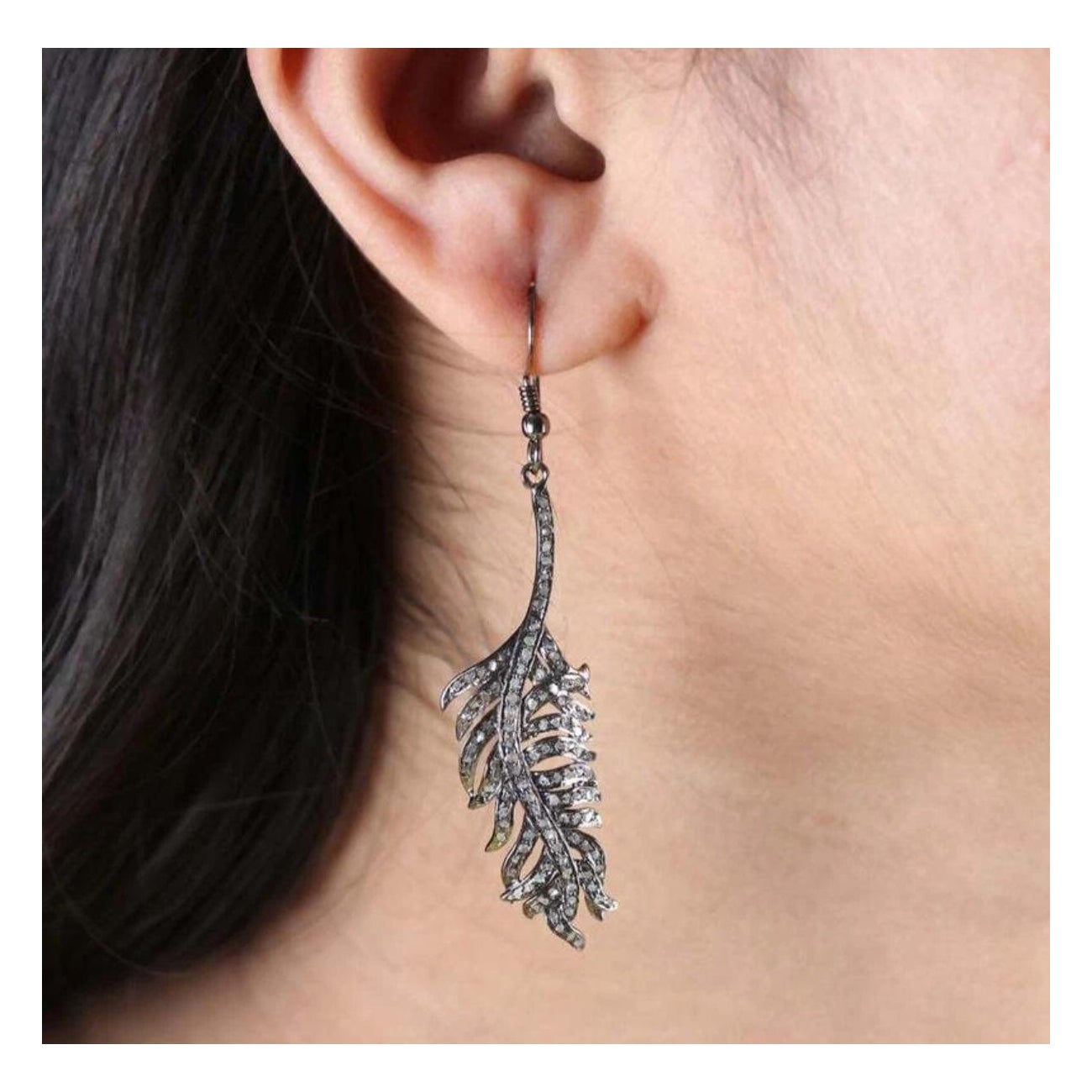 Boucle d'oreille en argent 925 avec diamant naturel pavé et crochet en forme de feuille.