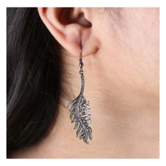 Boucle d'oreille en argent 925 avec diamant naturel pavé et crochet en forme de feuille.