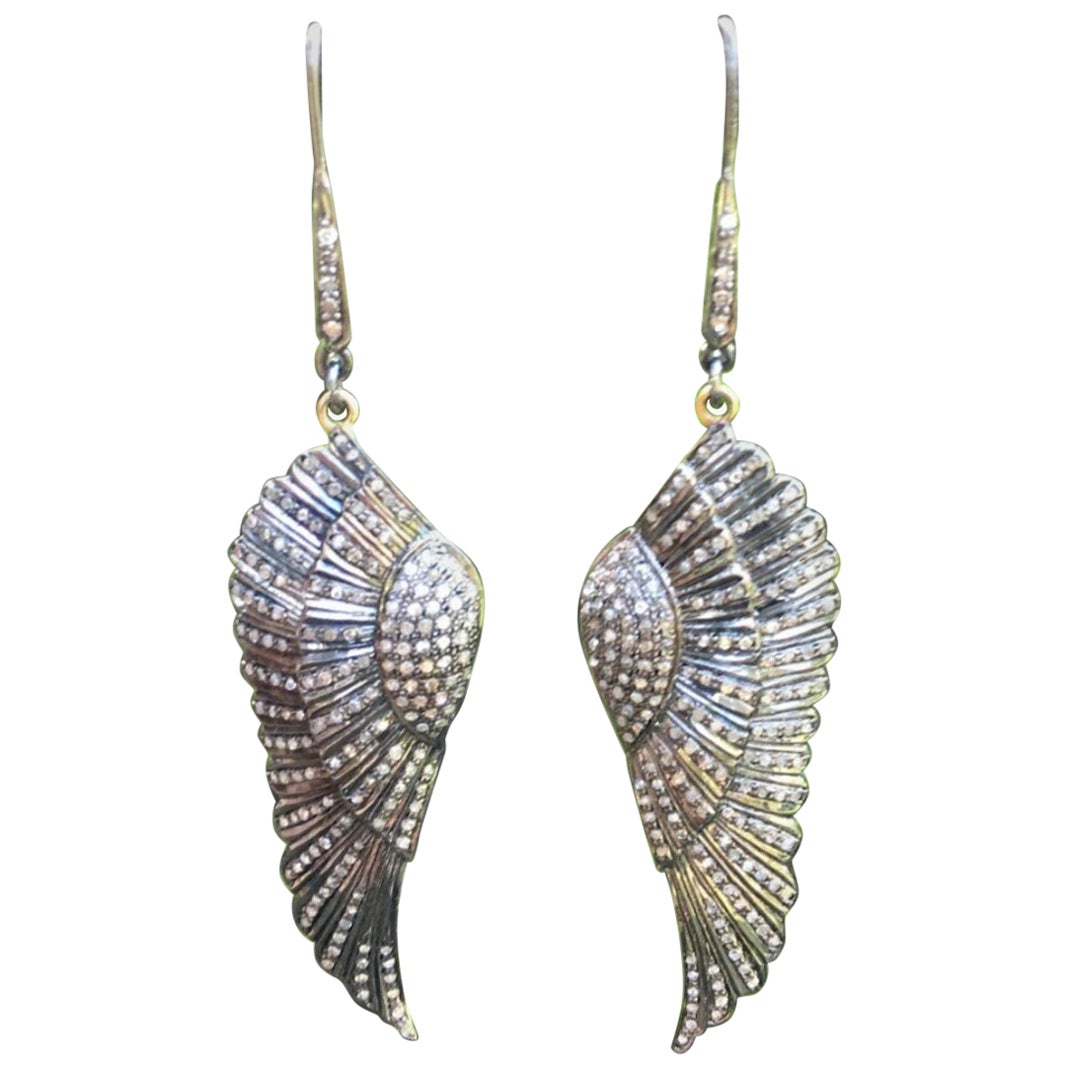 Orecchino con charme ad ala Pave Diamond in argento 925 Orecchino con charme a forma di diamante per Natale. in vendita