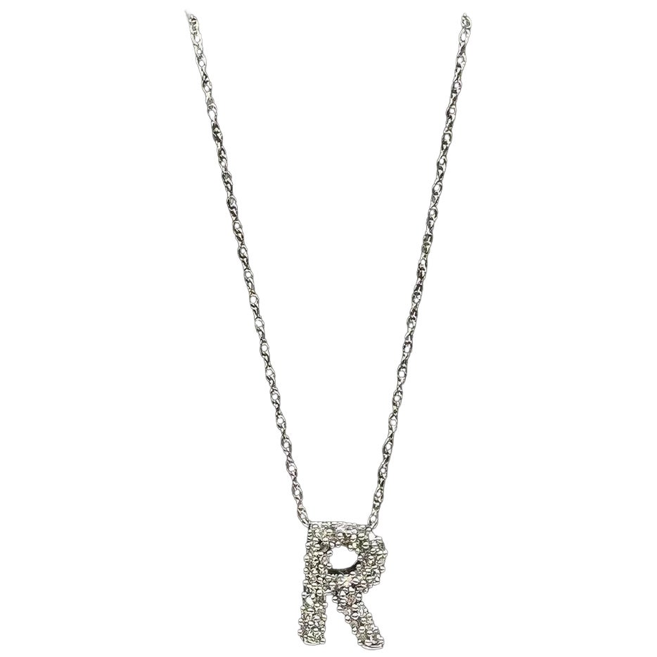 Diamant "R" Initial Halskette in 10kt Weißgold - 0.15ctw GH VS/SI, 16-18" im Angebot