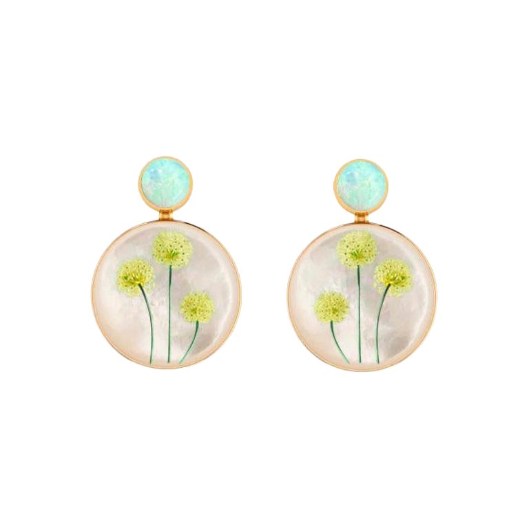 Boucles d'oreilles en nacre, opale et peinture de pissenlit. en vente