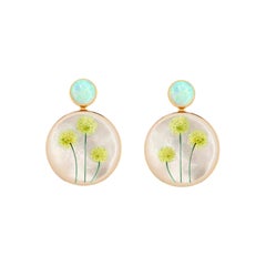 Boucles d'oreilles en nacre, opale et peinture de pissenlit.