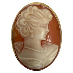 Antiguo Colgante Broche Camafeo de Concha de Oro de 18K con Borde de Cuerda y Colgantes Dobles