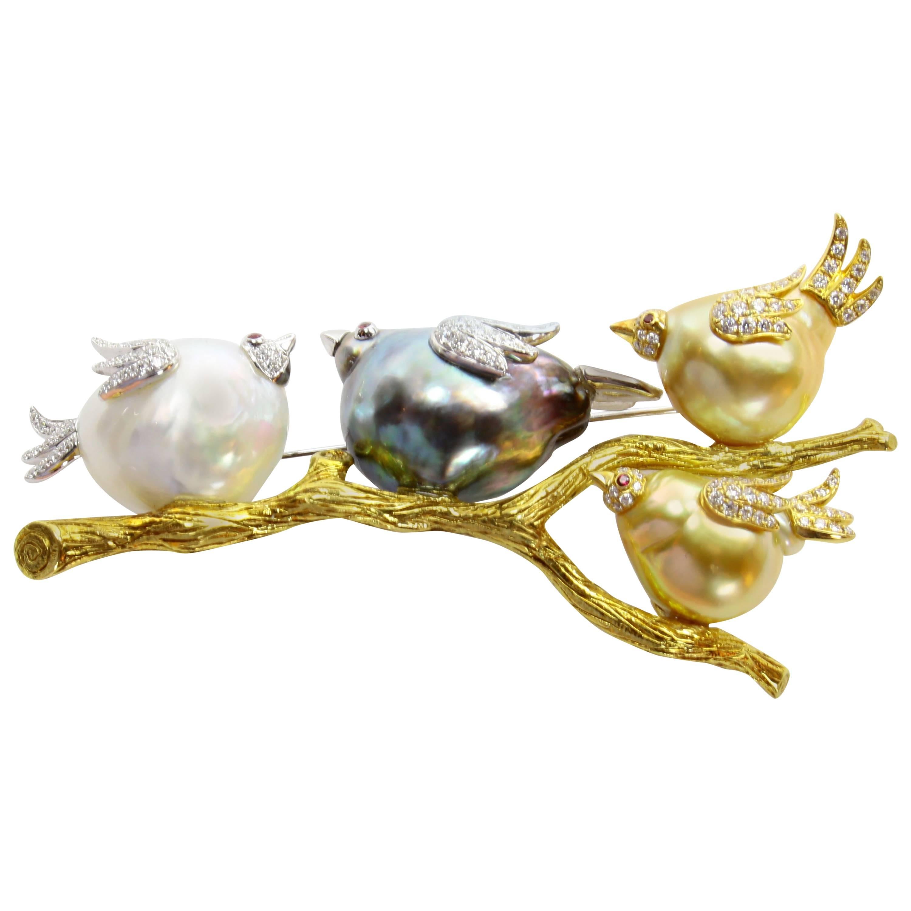 Broche en or représentant une famille d'oiseaux sur une branche en perles des mers du Sud et diamants de Tahiti