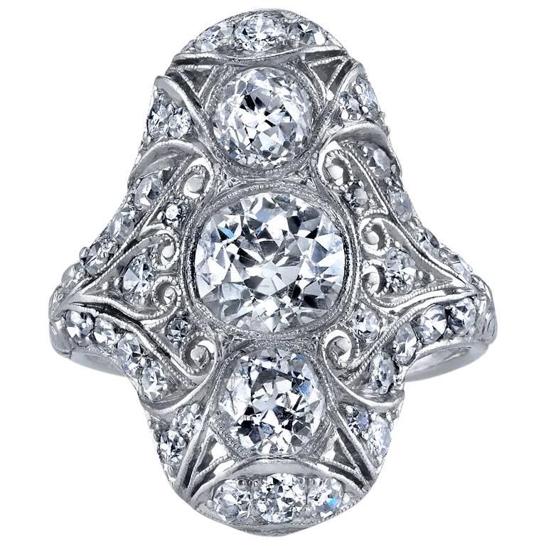 Anillo de Compromiso Eduardiano Navette de Platino con Tres Piedras de Diamante