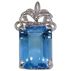 Topacio azul cielo talla esmeralda brillante engastado en colgante ornamentado de plata de ley