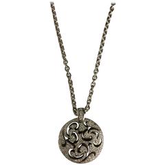 Collana con ciondolo a catena in oro palladio e oro bianco con diamanti