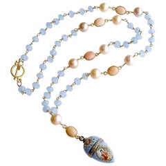 Collier d'émail austro-hongrois, œuf vinaigrette, calcédoine bleue, opale rose