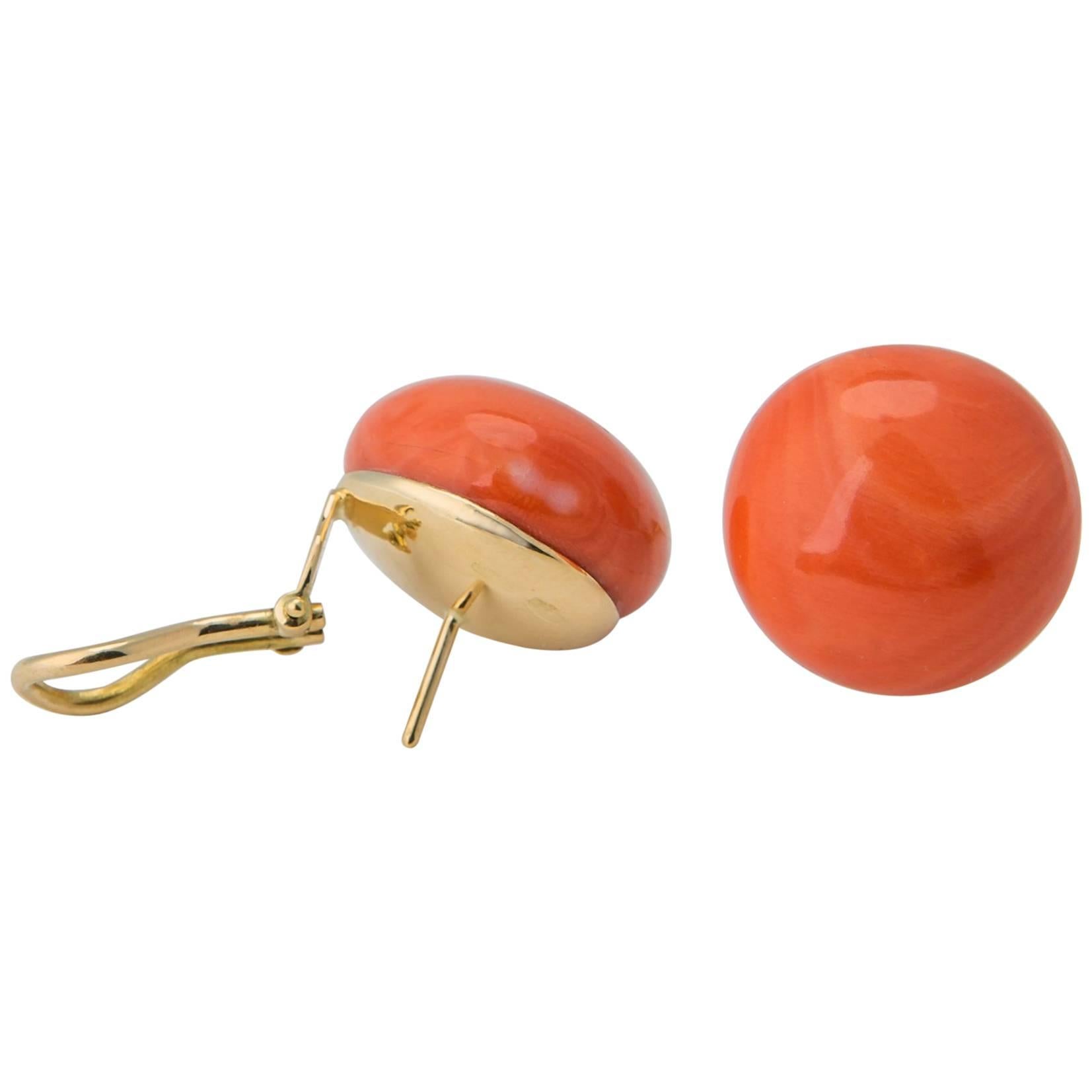 Klassische Ohrringe aus Koralle und Gold mit Knopfleiste im Angebot