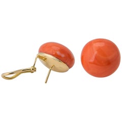 Klassische Ohrringe aus Koralle und Gold mit Knopfleiste