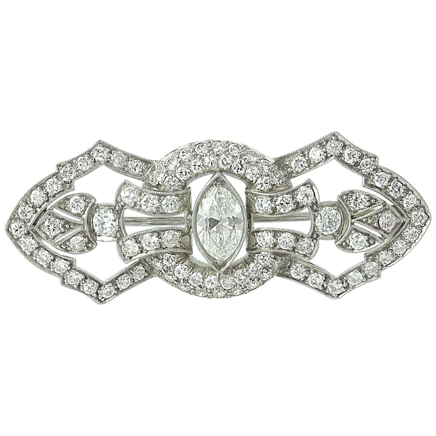 Filigrane Art-Déco-Brosche aus Platin mit Diamanten im Angebot