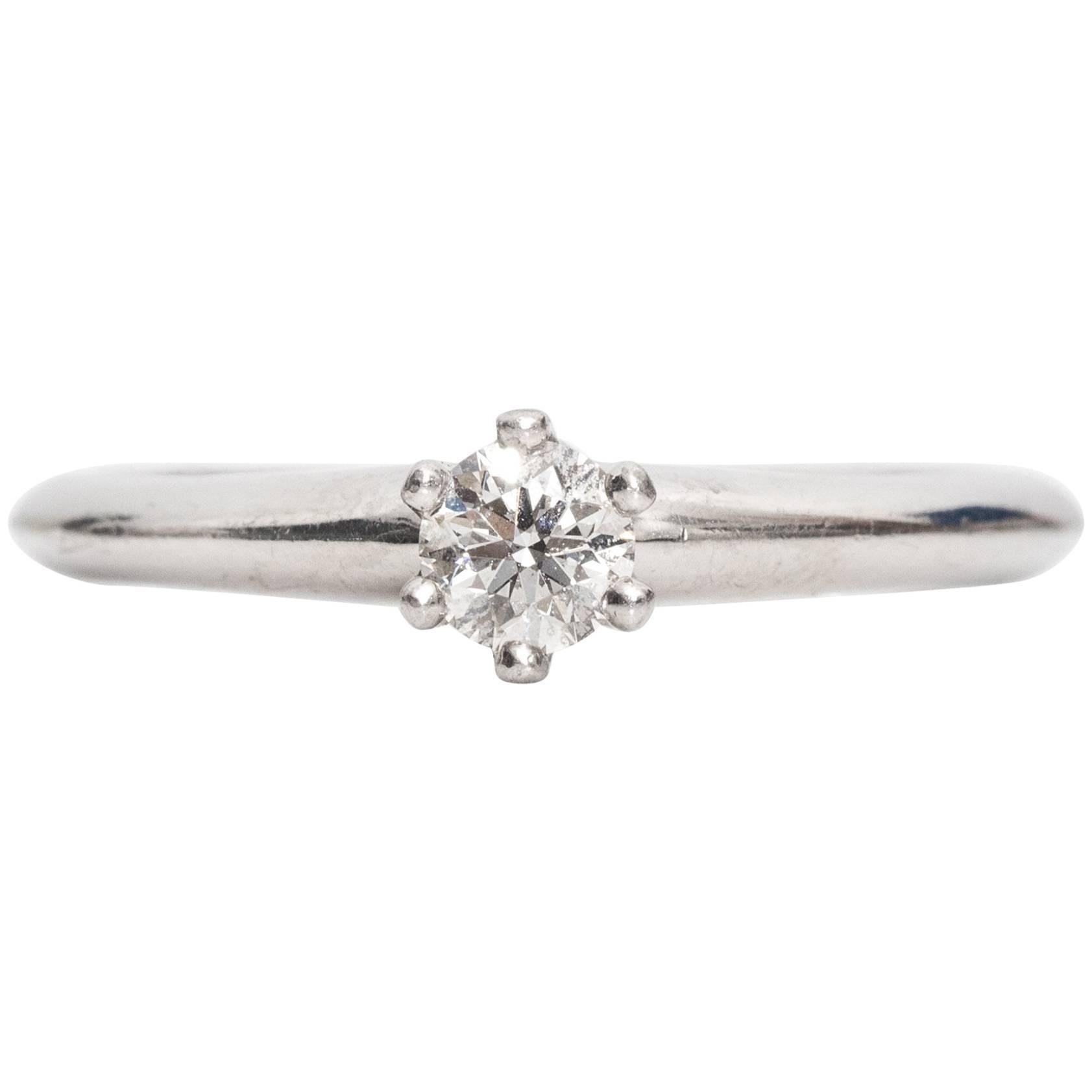 Años 90 Tiffany & Co. Anillo solitario de platino y diamantes