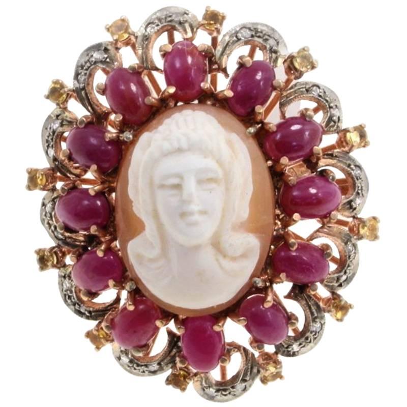 Anillo de cóctel con camafeo de oro y plata y diamantes y rubíes y topacio