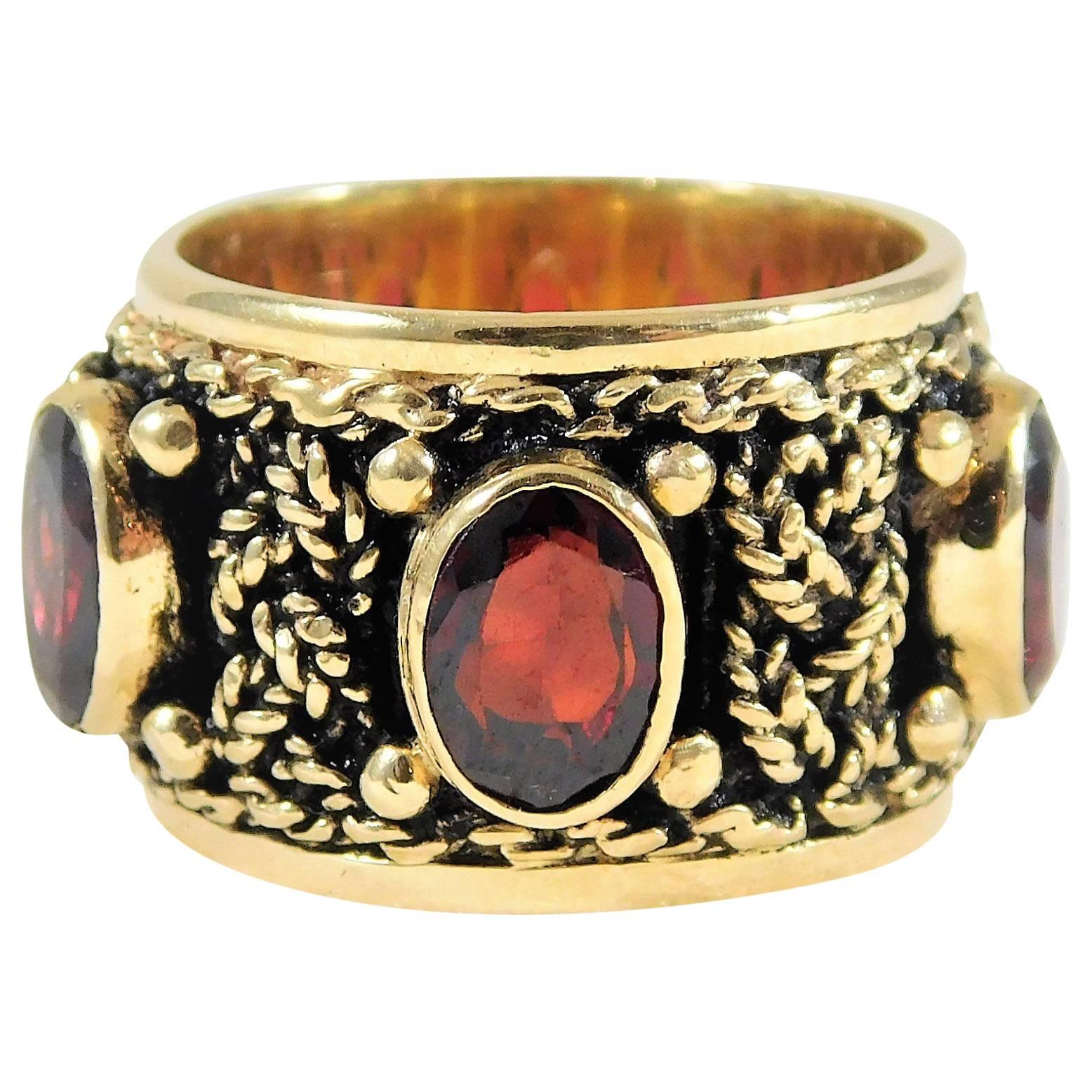 Magnificent 3.75 Carat Garnet yellow Gold Ring For Sale