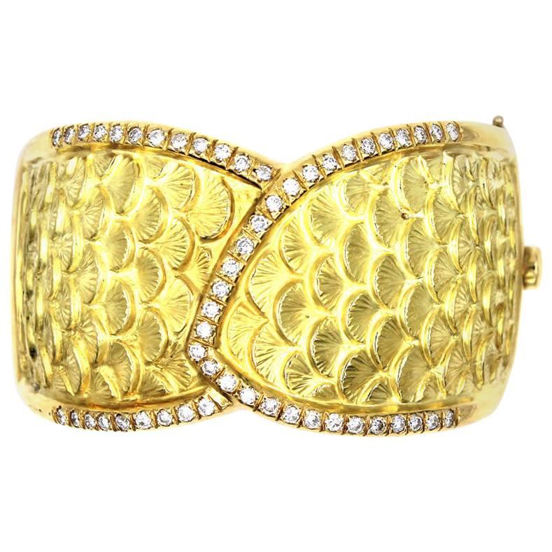 Diamond Yellow Gold Textured Seashell Hinged Bangle Bracelet