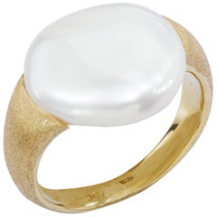 Yvel Freshwater Baroque Pearl Ring 18 Karat Yellow Gold