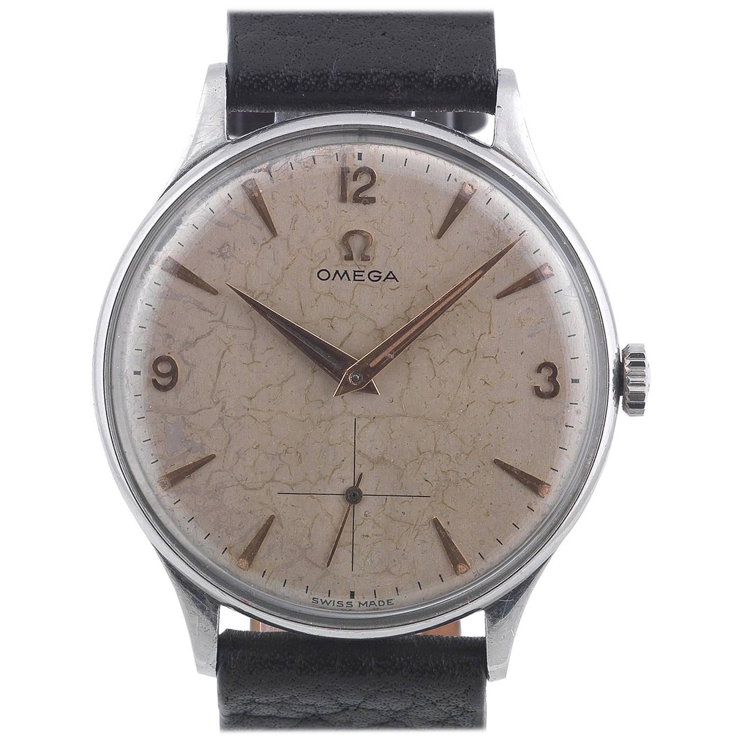 Omega Edelstahl-Armbanduhr mit versilbertem Zifferblatt mit arabischen Nummern und Handaufzug  im Angebot