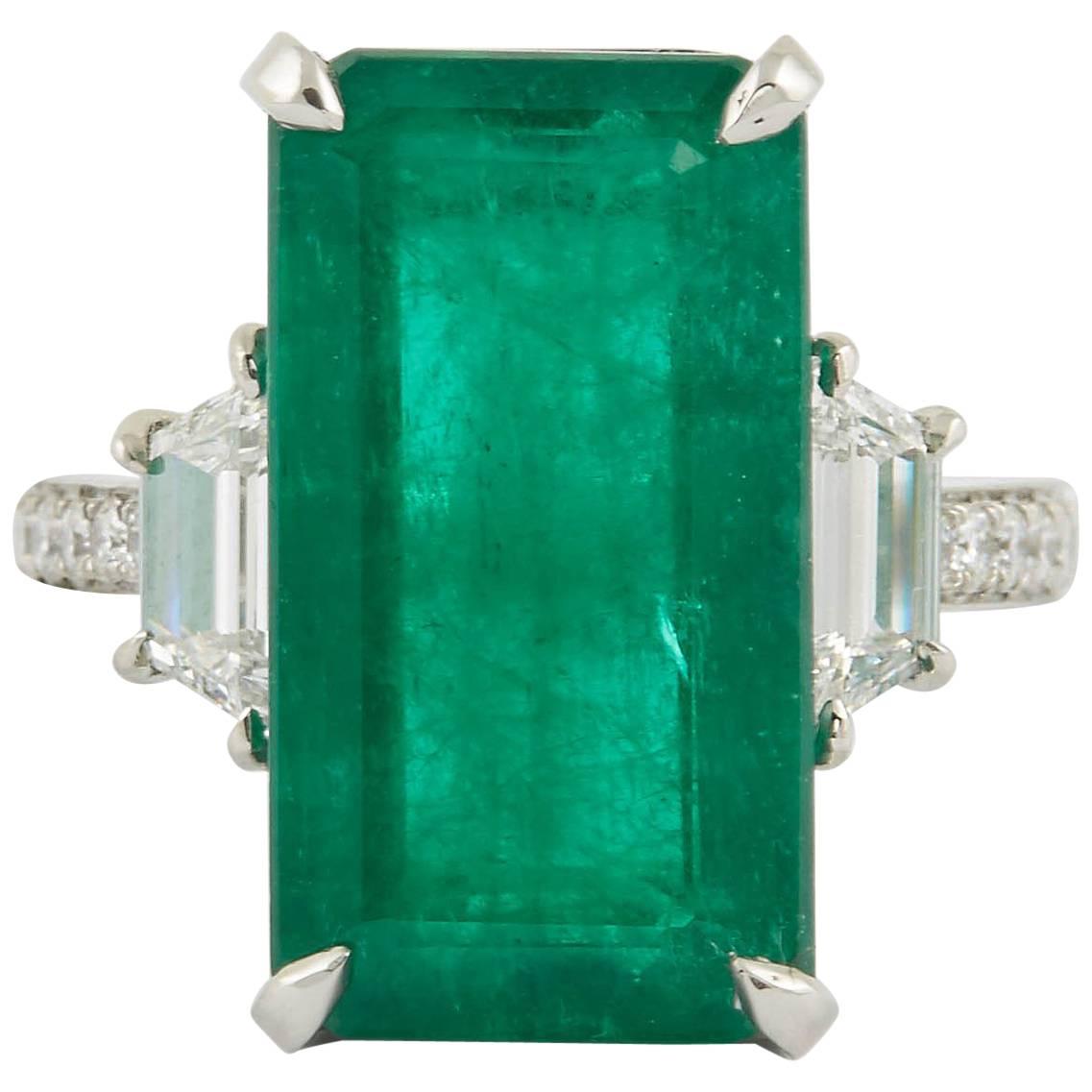 Unique Elongated 10 Carat Green Emerald Ring For Sale