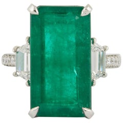 Anillo único alargado de esmeralda verde de 10 quilates