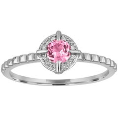 Anillo apilable de oro con halo de diamantes y corindón rosa de 0,32 quilates