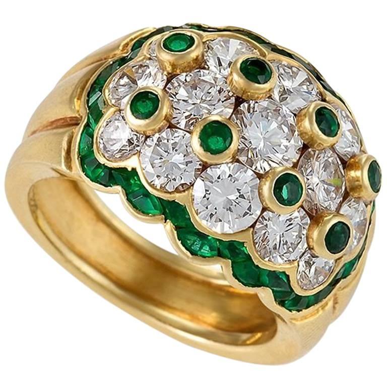 Van Cleef & Arpels 1960's Diamond Emerald and Gold Ring For Sale