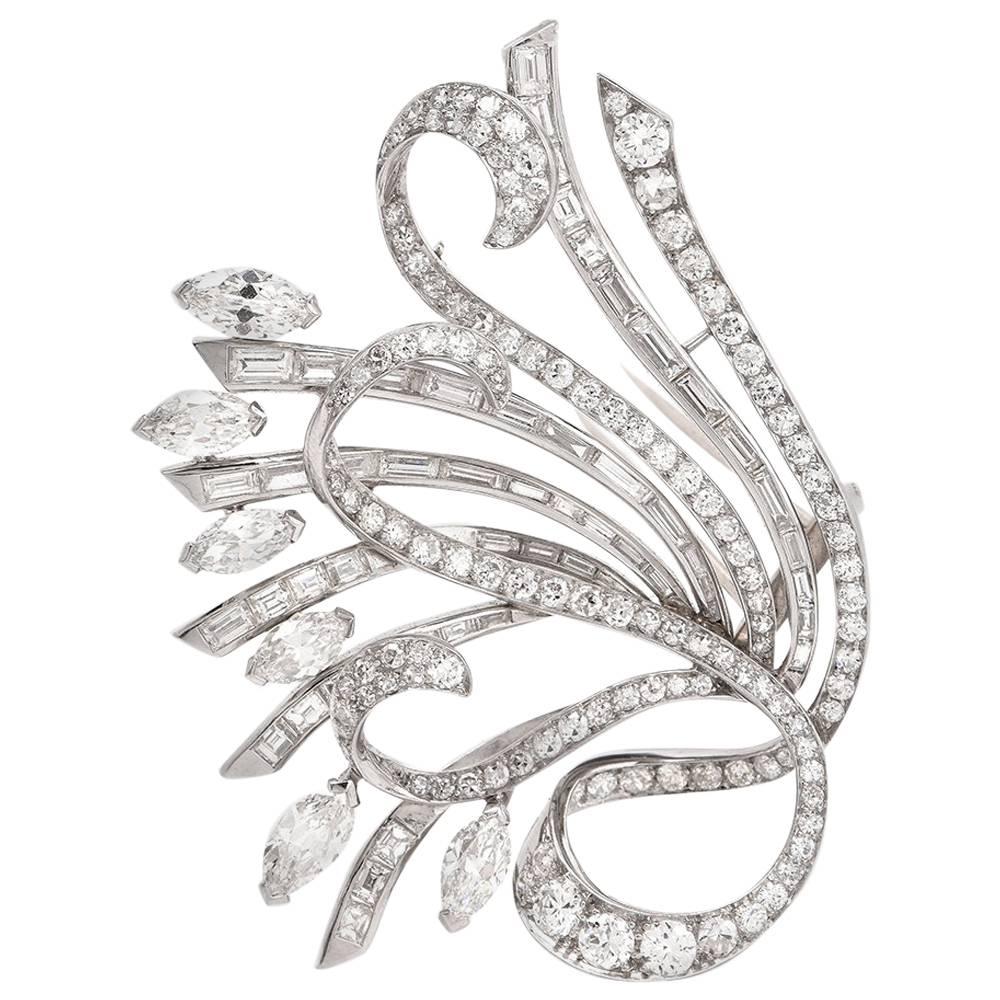 Broche motif floral à épingle de revers, style rétro, en platine et diamant 15,51 carats en vente