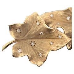 Orecchini grandi a forma di foglia tempestati di diamanti in oro 14k, vintage anni '40