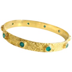 4.68 Carat Brazilian Paraiba Tourmaline in Seascape-Textured 18kt Gold Bangle