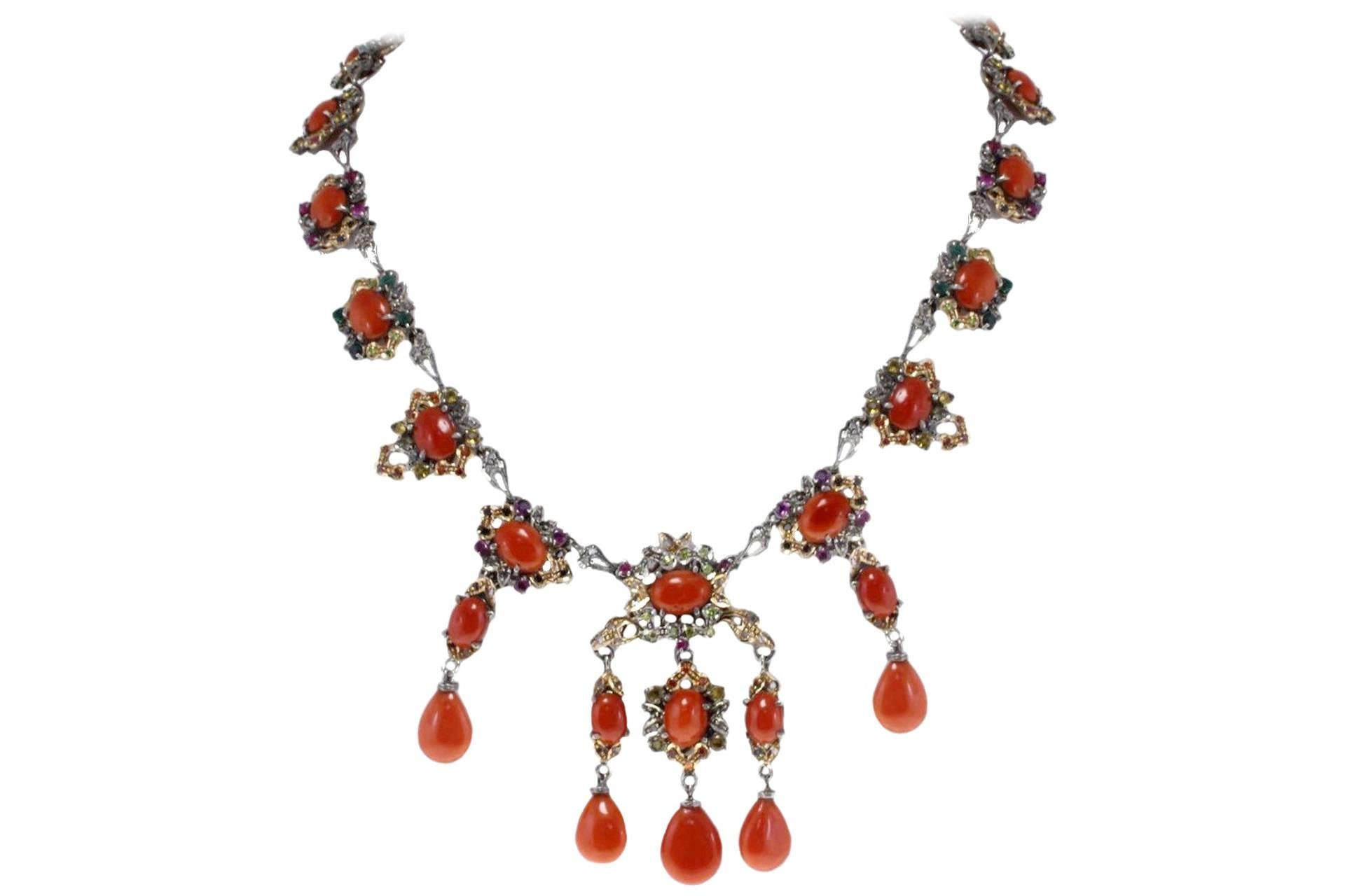 Collier en or rose/argenté avec diamants, saphirs, rubis, émeraudes, corail et gouttes en vente