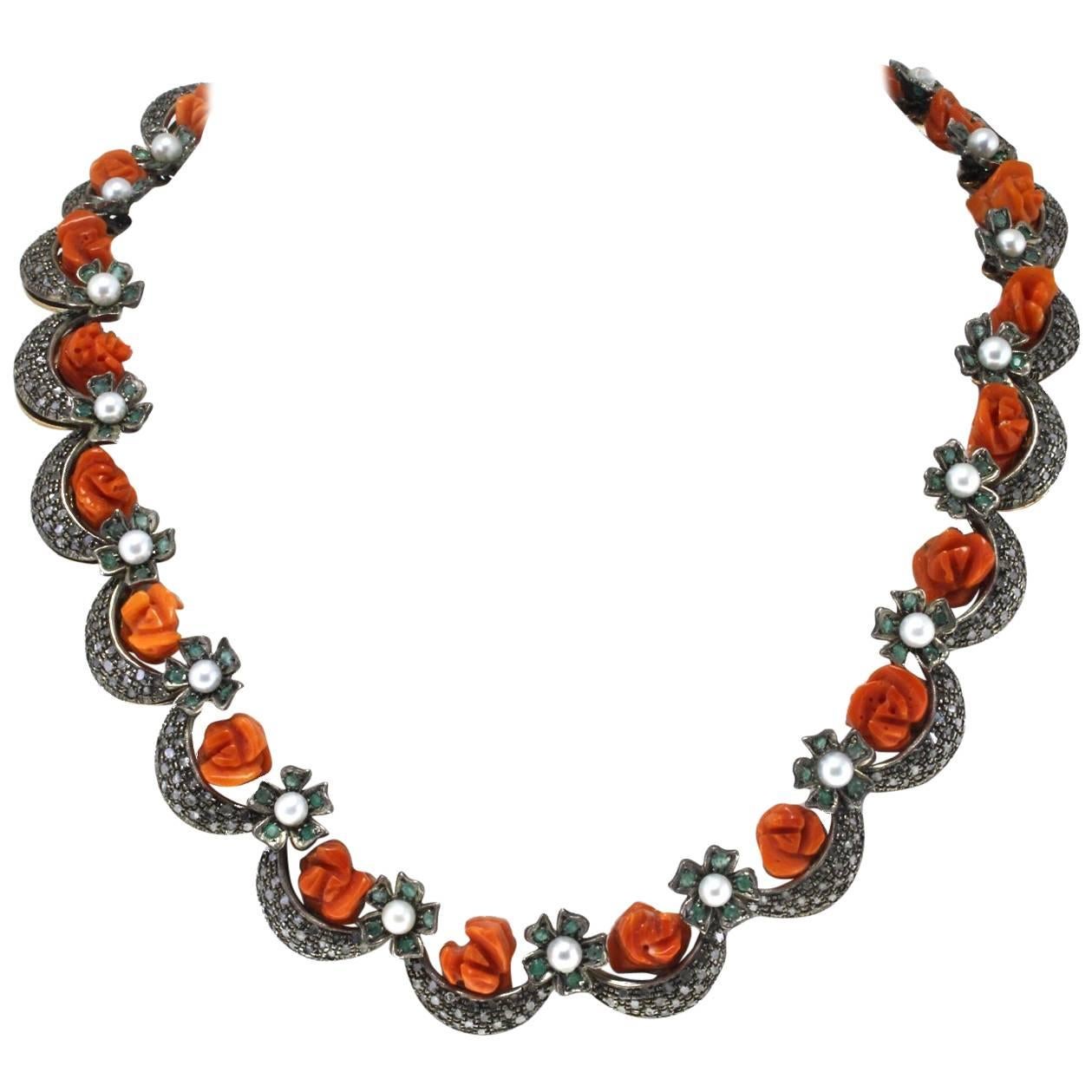  Halskette aus Silber und Gold mit kleinen Perlen, roten Korallenblumen, Smaragden, Diamanten
