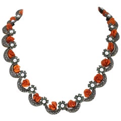 Collier en argent et or avec petites perles, fleurs en corail rouge, émeraudes, diamants