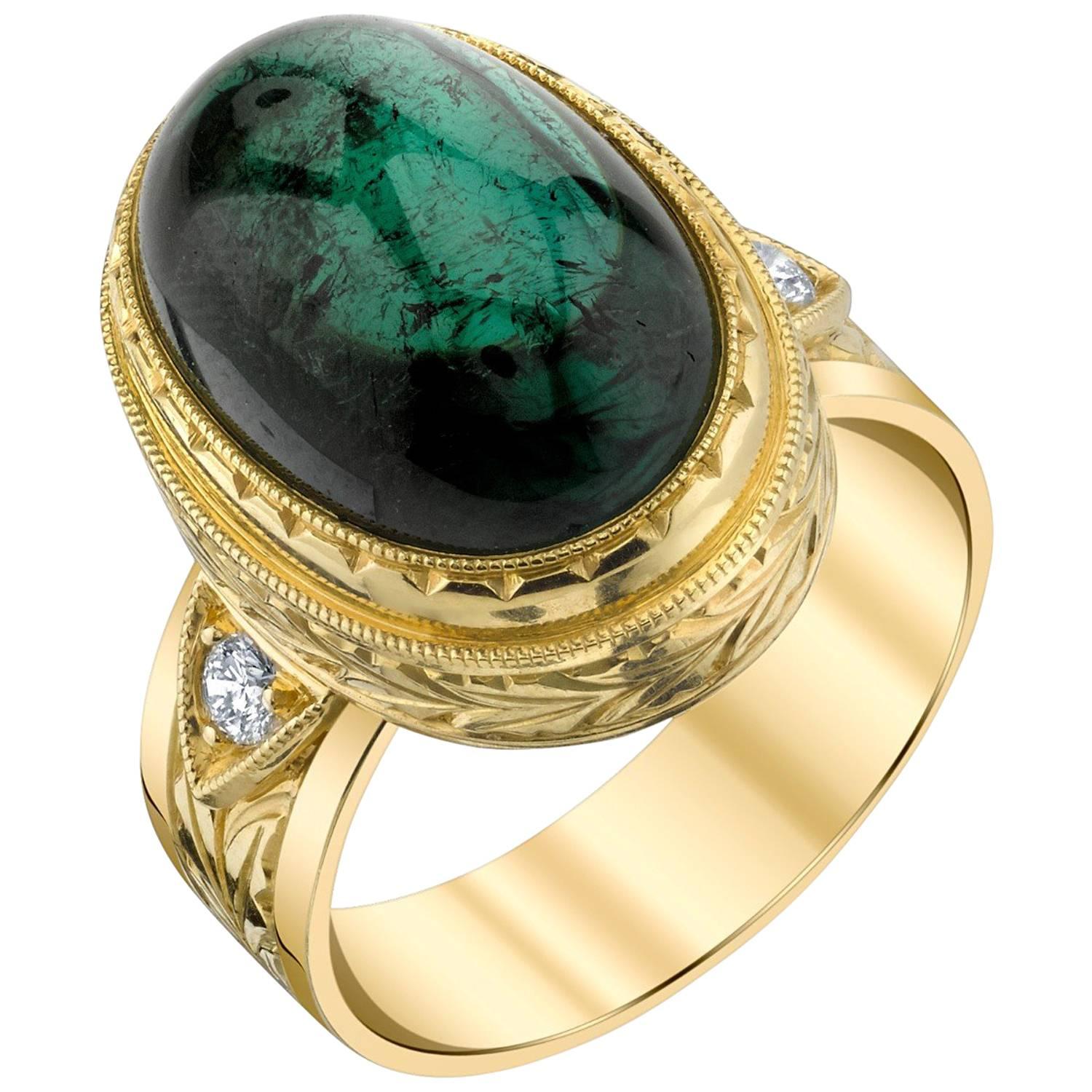 Ring aus graviertem Gelbgold mit grünem Turmalin, Cabochon und Diamanten