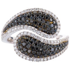 Bague en or avec tourbillon de diamants noirs et blancs